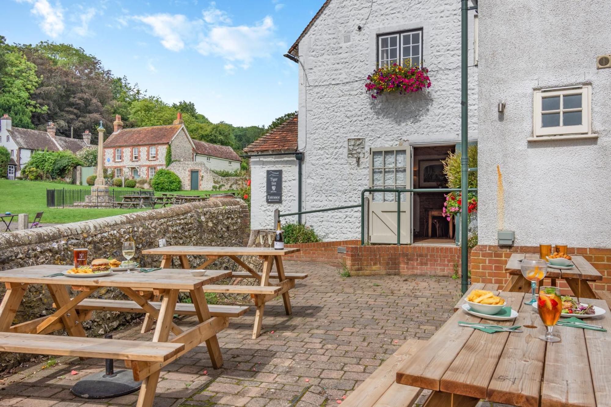 Tiger Inn - Catherine Eastdean エクステリア 写真